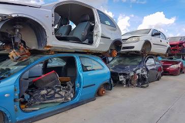stos starych uszkodzonych samochodów